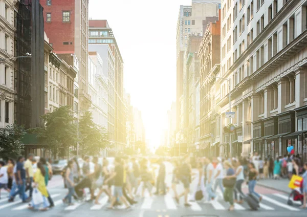 Multitud de coloridas y diversas personas caminando a través de un concurrido cruce — Foto de Stock