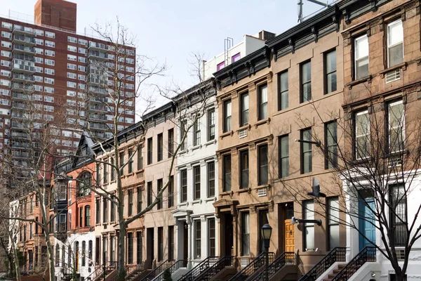 Fila di colorati edifici storici brownstone lungo un isolato in M — Foto Stock