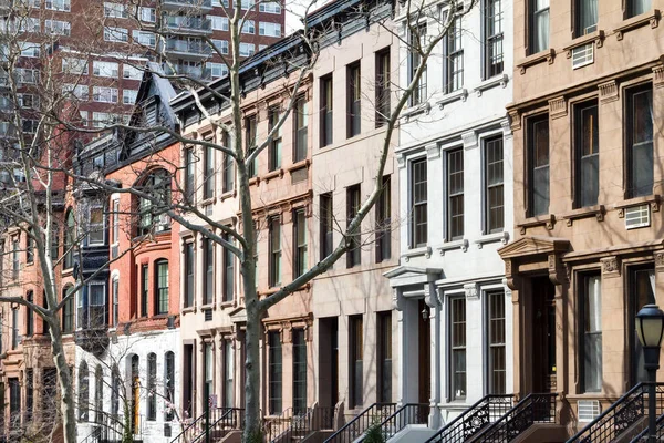 Fila de edificios históricos de piedra rojiza a lo largo de una cuadra en Manhattan , — Foto de Stock