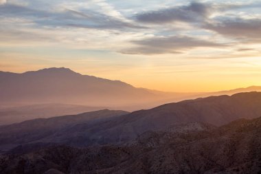 Bir çöl Dağ manzarası California yukarıda renkli gökyüzü