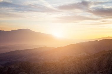 Bir çöl Dağ manzara sahne California yukarıda renkli gökyüzü