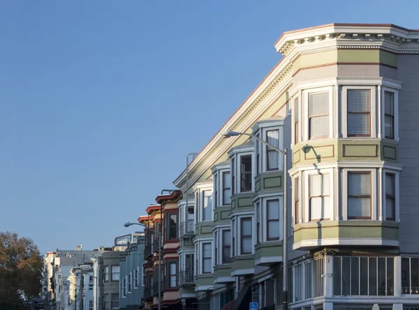 Fila de coloridos edificios a lo largo de una calle en San Francisco — Foto de Stock