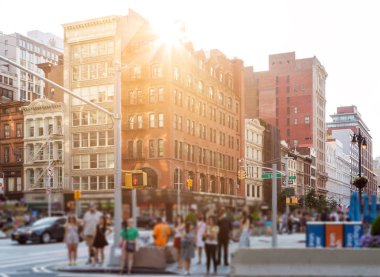 Anonim insanlar karşıdan karşıya şehir Nyc geçerken kalabalık