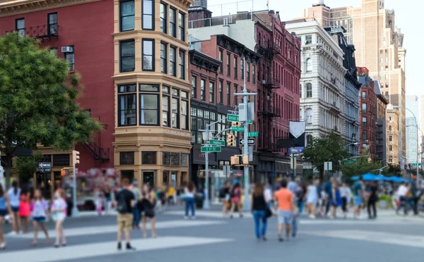 Multitud de personas anónimas caminando por Union Square Park NYC — Foto de Stock