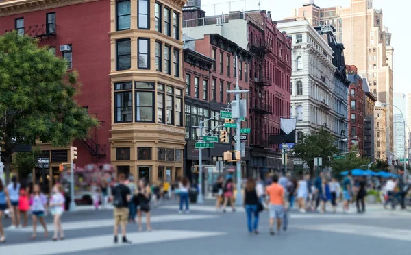 Multidão de pessoas anônimas caminhando pelo Union Square Park NYC — Fotografia de Stock