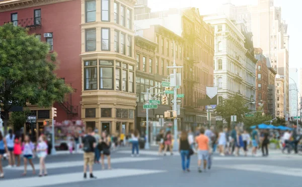 Kerumunan orang tak dikenal berjalan melalui Union Square Park NYC — Stok Foto