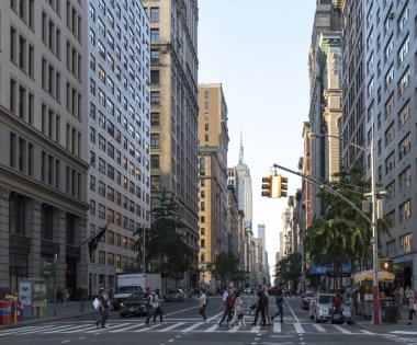 New York City - 2017 yaklaşık: İnsanlar yürüyüş arasında yoğun bir cadde