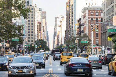 New York City - 2017 yaklaşık: Araba, taksi ve otobüs kalabalık boyunca 