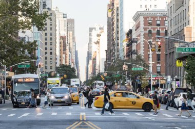 New York City - 2017 yaklaşık: Meşgul insanlar yürüyüş kalabalıklar 