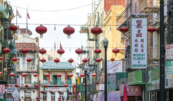 SAN FRANCISCO - CIRCA 2017: Coloridas decoraciones en Chinatown — Foto de Stock