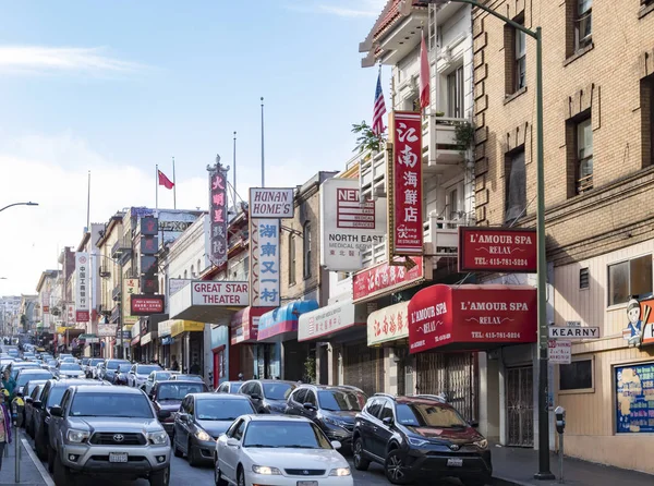 SAN FRANCISCO - CIRCA 2017: El tráfico retrocede por la calle — Foto de Stock