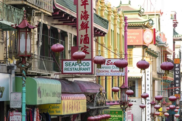 SAN FRANCISCO - CIRCA 2017 Signos coloridos para restaurante chino — Foto de Stock