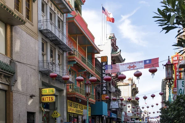 SAN FRANCISCO - CIRCA 2017: Coloridos edificios y letreros — Foto de Stock