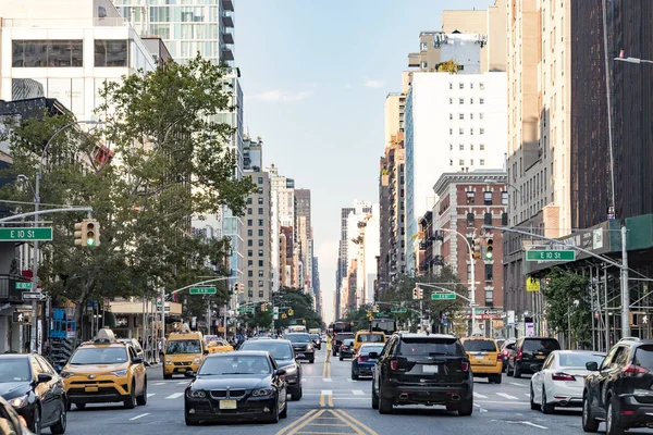 НЬЮ-ЙОРК - CIRCA 2017: Час пик трафика возвращается вдоль улицы — стоковое фото