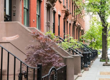 Sessiz mahallede sokak kaldırım New York City