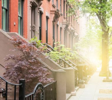 Sessiz mahallede sokak kaldırım New York'ta kumtaşı binalar