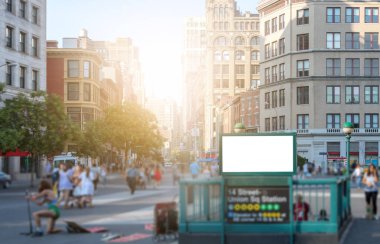 Union Square Park New York City bölgesindeki yürüyen insan kalabalığı