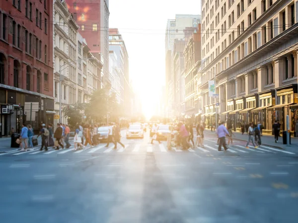 Multidão de pessoas atravessando a rua em Nova York — Fotografia de Stock