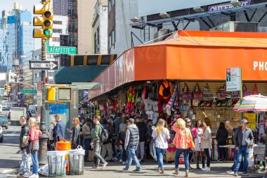 Canal Street New York'ta insanların kalabalıklar