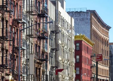 New York City tarzı apartmanlar Mott Street boyunca