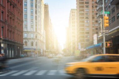 İnsanlar ve Broadway kavşak Manhattan, New York'ta arabalara 