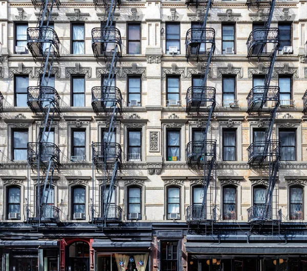 Parede de janelas em um antigo prédio de apartamentos em Nova York — Fotografia de Stock