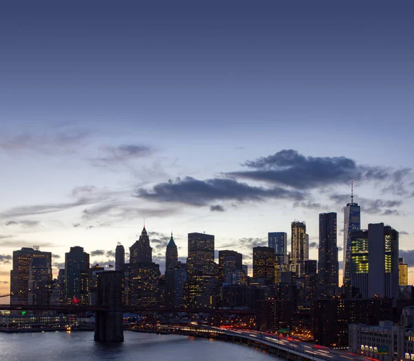 Горизонтальные огни Нью-Йорка на закате с Бруклинским мостом — стоковое фото