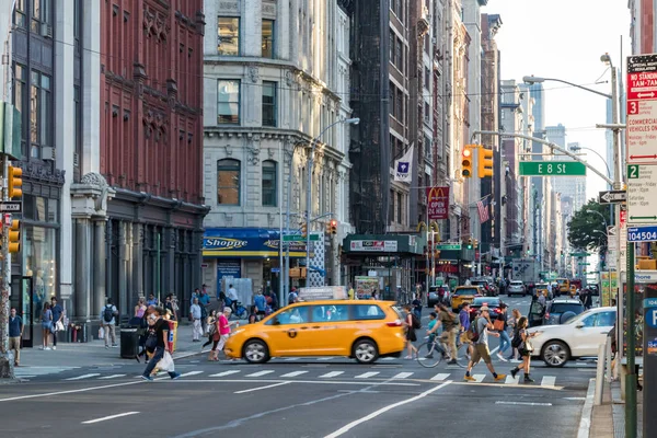 People and cars cross the intersection of Broadway and 8th Stree — Stock Photo, Image