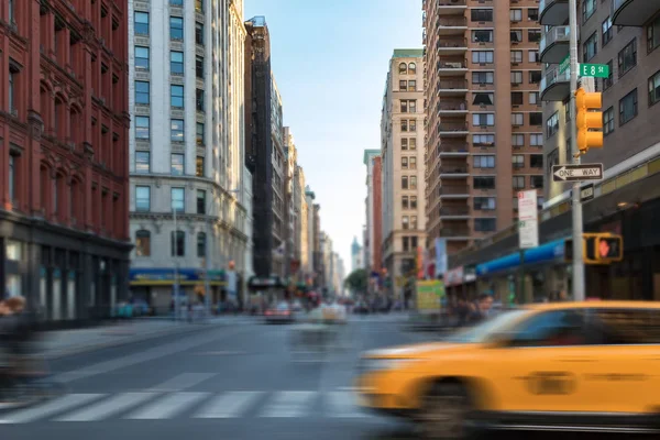 İnsanlar ve Broadway kavşak Manhattan, New York'ta arabalara 