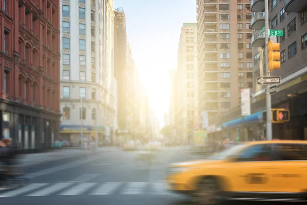 İnsanlar ve Broadway kavşak Manhattan, New York'ta arabalara — Stok fotoğraf
