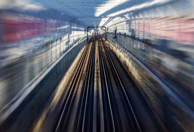 Hızlı hareket tren yolu ile bir tünelde etkisi zoom
