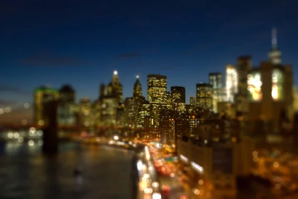 New York City Skyline Lichter in der Nacht mit bunten Lichtern — Stockfoto