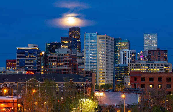 A Denver Colorado belvárosi skyline éjszaka a színes fények — Stock Fotó