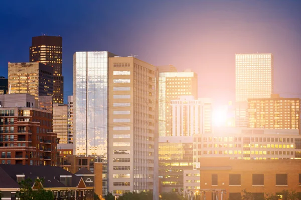 Denver Colorado baixa skyline edifícios com luz solar — Fotografia de Stock