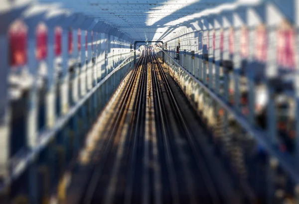 Tåg spår ner en tom tunnel med en suddig bakgrund effe — Stockfoto
