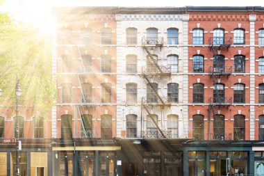 Manhattan, New York 'taki Tribeca mahallesindeki binalarda güneş ışığı parlıyor