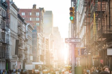 New York 'ta Soho' nun kalabalık sokakları ve kaldırımları