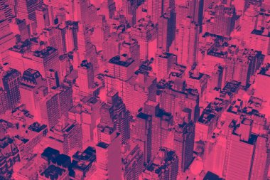 New York 'taki kalabalık binaların genel görünümü pembe ve mavi renk efektleriyle