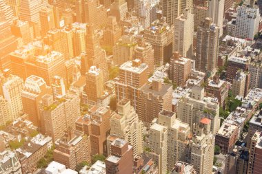 New York 'ta güneş ışığıyla parlayan binaların yukarıdan görünüşü