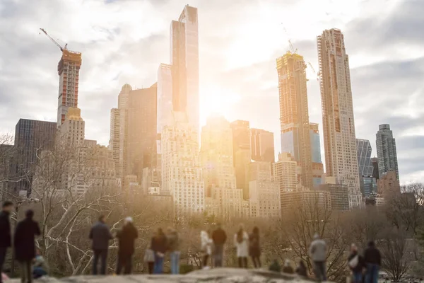 Névtelen Emberek Tömege Central Parkban Nézi Naplementét Manhattani Városkép Mögött — Stock Fotó