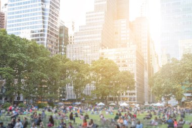 Manhattan Bryant Park İnsanlar, New York Arka planda Midtown silueti binaları ile