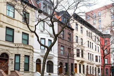 Manhattan,New York'un Yukarı Batı Yakası'ndaki renkli eski binaların sırası