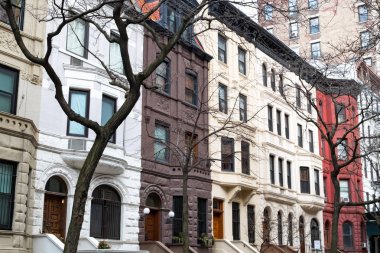 Manhattan,New York'un Yukarı Batı Yakası'ndaki renkli eski binaların sırası