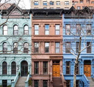 Manhattan 'ın yukarı batı yakasındaki renkli tarihi binalar.