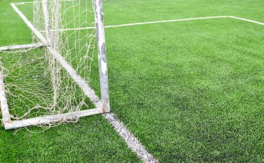 Futbol sahasının kale direği..