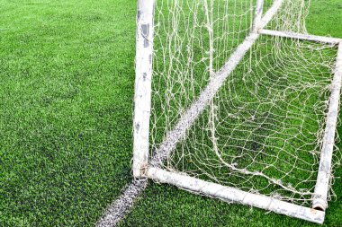 Futbol sahasının kale direği..