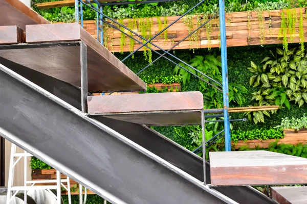 Escaleras de madera están en construcción . — Foto de Stock