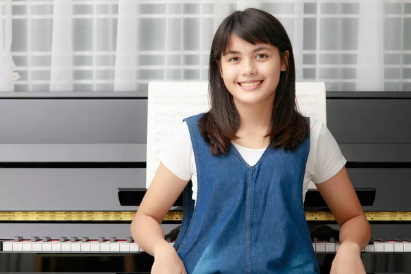 Asiatische Mädchen und Klavier — Stockfoto