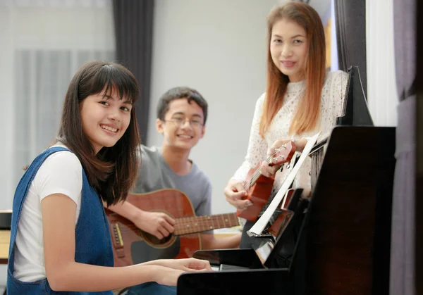 Famille asiatique jouer de la musique ensemble — Photo