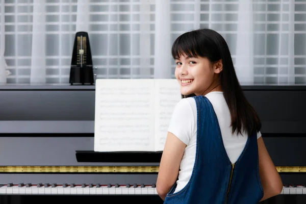 Asiatisk flicka och piano — Stockfoto